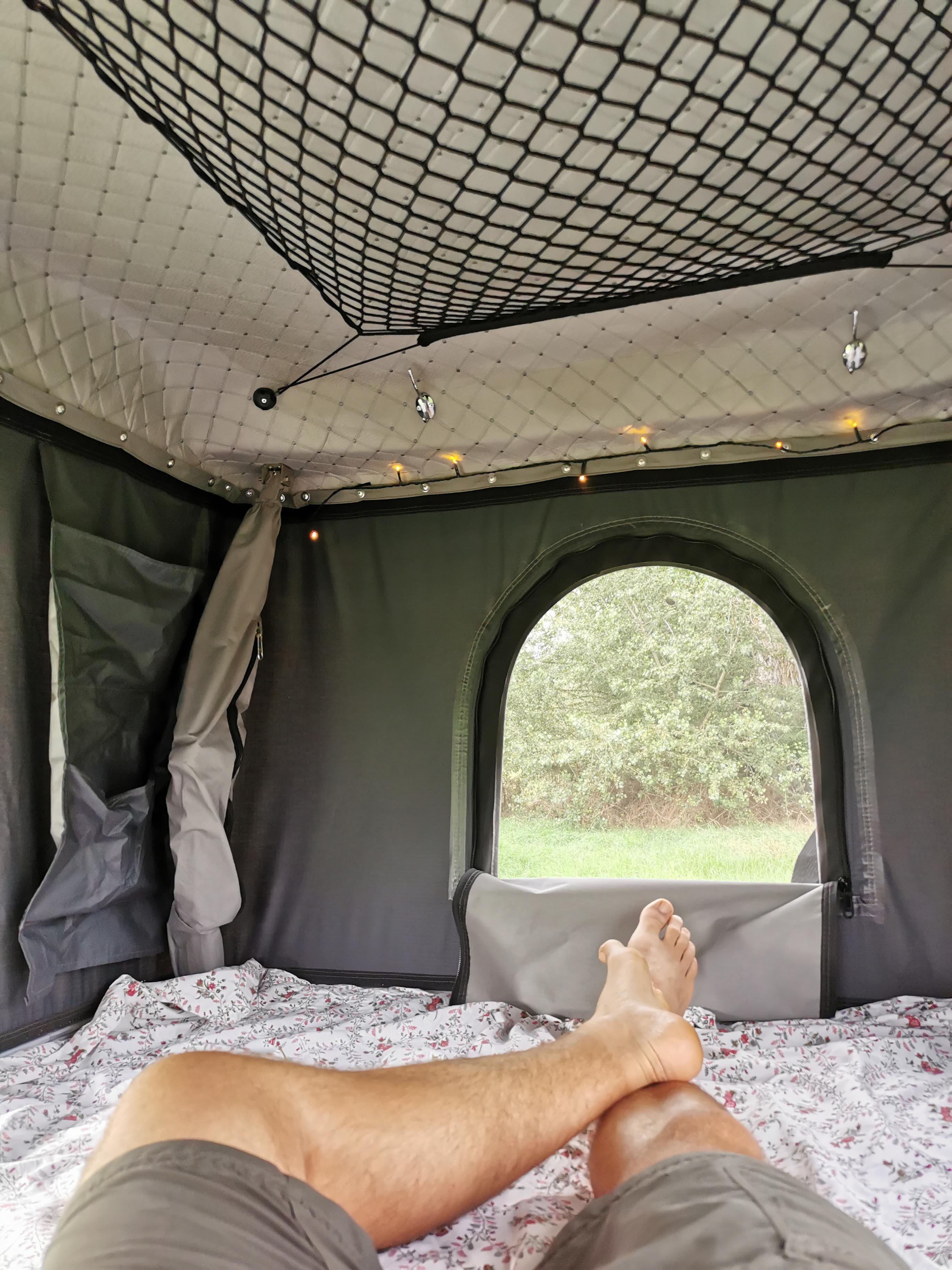 Campinganhänger mit Dachzelt